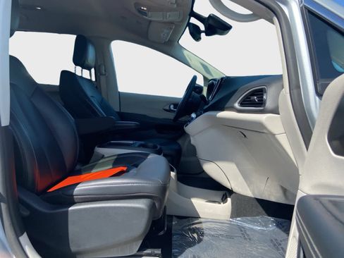 Used 2024 Chrysler Pacifica Touring-L FWD image 16