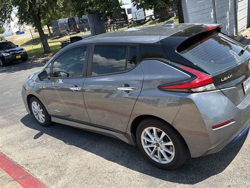 Used 2018 Nissan Leaf SV FWD image 4