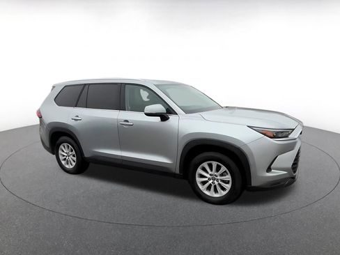 Used 2024 Toyota Grand Highlander XLE image 2