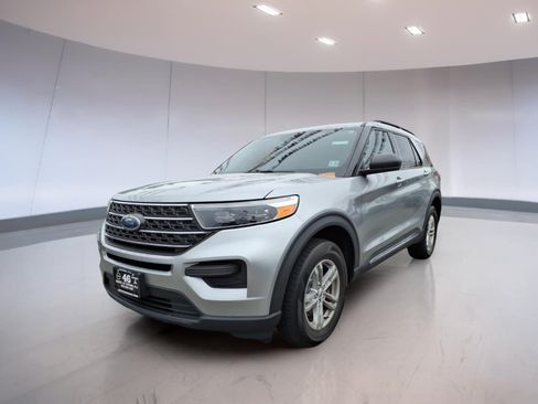 Used 2023 Ford Explorer XLT w/ Class IV Trailer Tow Package AWD/4WD image 3