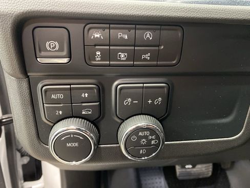 Certified 2025 Chevrolet Suburban High Country image 43