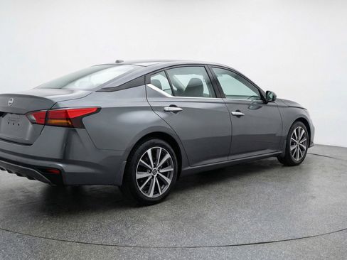 Used 2025 Nissan Altima 2.5 SV FWD image 9