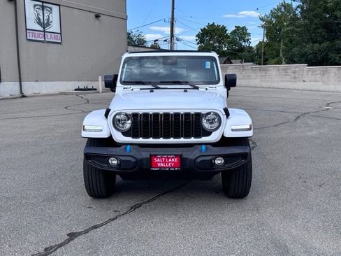 Used 2024 Jeep Wrangler Unlimited w/ Convenience Group AWD/4WD image 12
