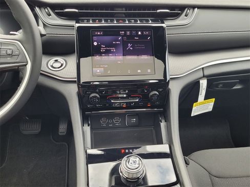 New 2025 Jeep Grand Cherokee Laredo X w/ Luxury Tech Group I image 19