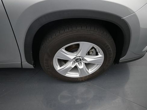 Used 2023 Toyota Highlander LE FWD image 12