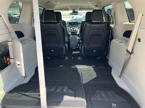 Used 2024 Chrysler Pacifica Limited FWD image 32