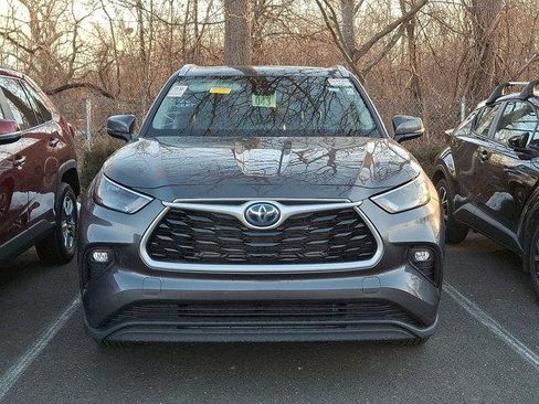 Certified 2024 Toyota Highlander XLE image 3