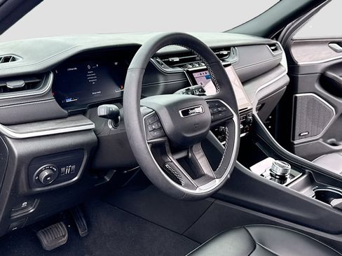 Used 2024 Jeep Grand Cherokee Limited w/ Black Appearance Package image 4