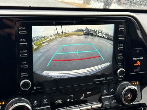 Used 2022 Toyota Highlander XLE image 25