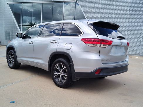 Used 2018 Toyota Highlander LE FWD image 6