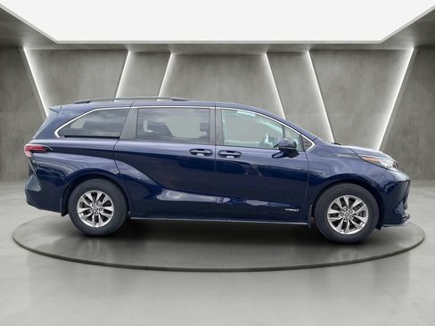 Used 2021 Toyota Sienna LE AWD/4WD image 8