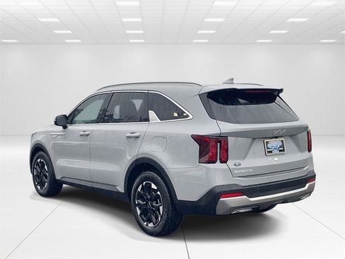 Used 2025 Kia Sorento S w/ Panoramic Sunroof Package image 4