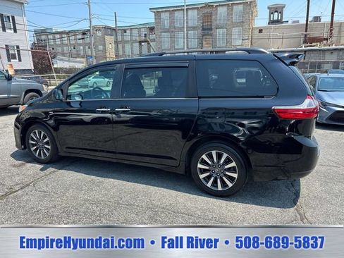 Used 2018 Toyota Sienna XLE w/ XLE Navigation Package AWD/4WD image 2