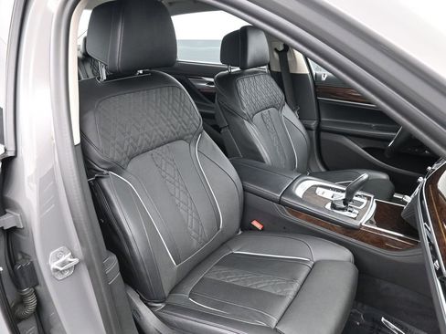 Used 2022 BMW 750i xDrive w/ Executive Package image 17