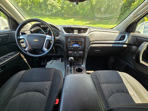 Used 2017 Chevrolet Traverse LT w/ Traveler's Package FWD image 16