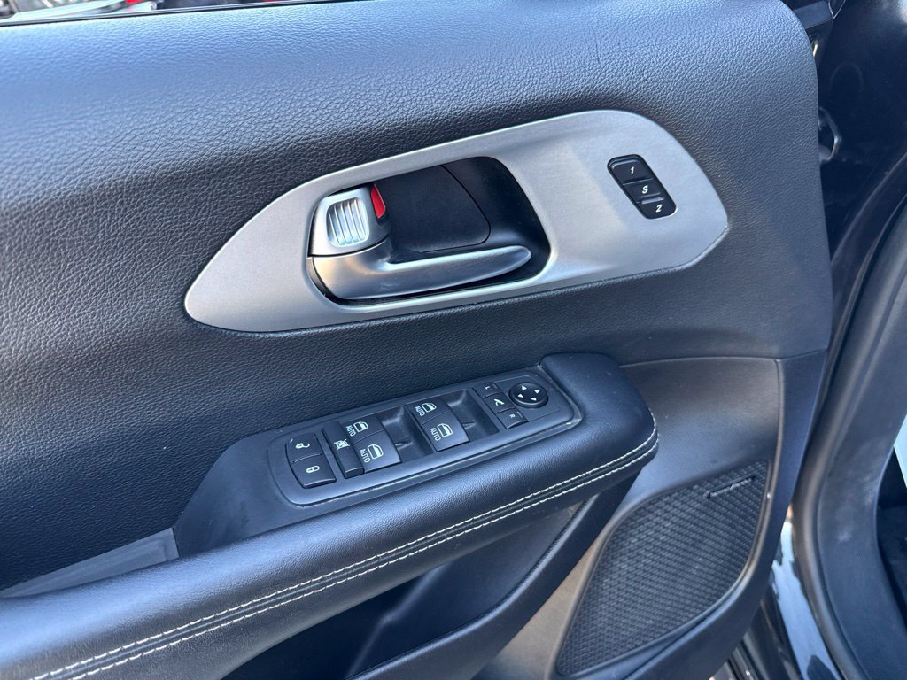Used 2020 Chrysler Pacifica Limited w/ Advanced Safetytec Group FWD image 30