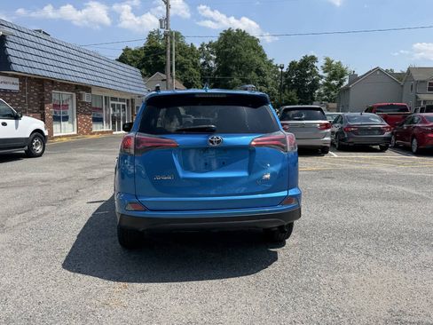 Used 2018 Toyota RAV4 LE AWD/4WD image 16