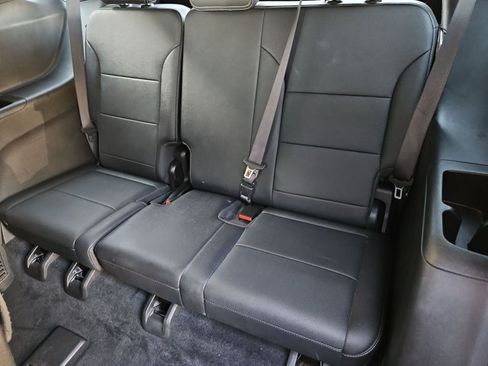 Used 2025 Chevrolet Traverse LT FWD image 19