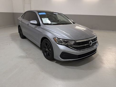 Used 2023 Volkswagen Jetta SE FWD image 4