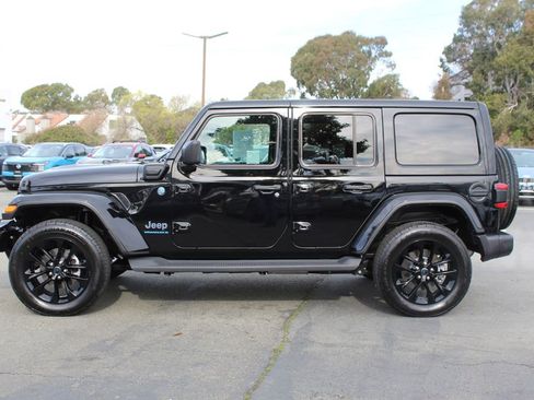 Used 2025 Jeep Wrangler Unlimited Sahara image 2