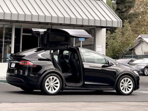 Used 2018 Tesla Model X 100D image 8