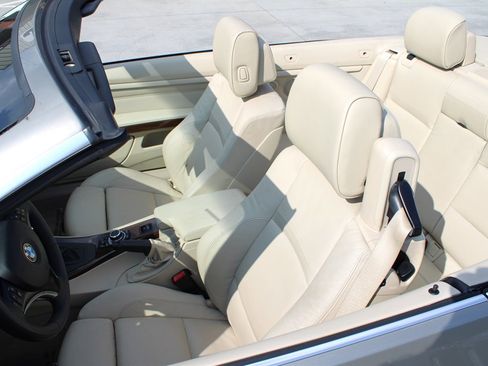Used 2009 BMW 335i Convertible image 18