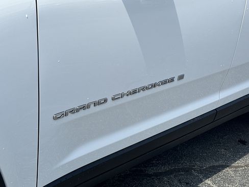 Used 2025 Jeep Grand Cherokee L Laredo image 16