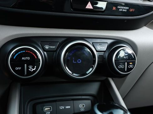 Used 2025 Hyundai Venue SEL FWD image 19