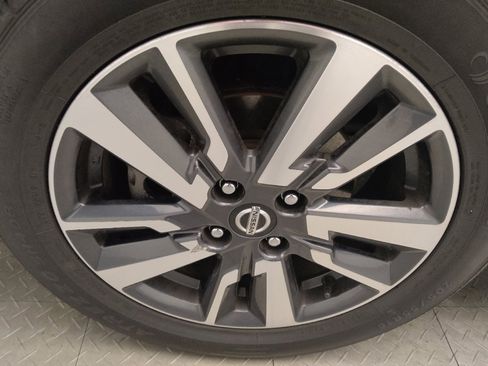 Used 2021 Nissan Versa SV image 31