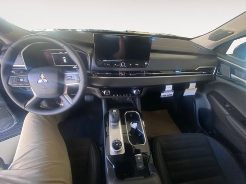 Used 2025 Mitsubishi Outlander SE FWD image 10