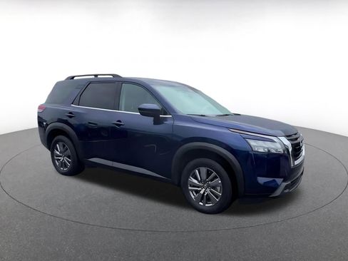 Used 2025 Nissan Pathfinder SV FWD image 2