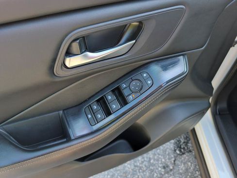 Used 2024 Nissan Rogue SV FWD image 17