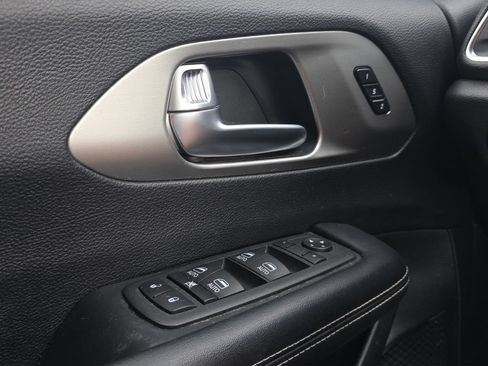 Used 2021 Chrysler Pacifica Limited w/ Uconnect Theater Family Group AWD/4WD image 11
