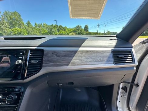 Used 2022 Volkswagen Atlas Cross Sport SE w/ Panoramic Sunroof Package FWD image 16