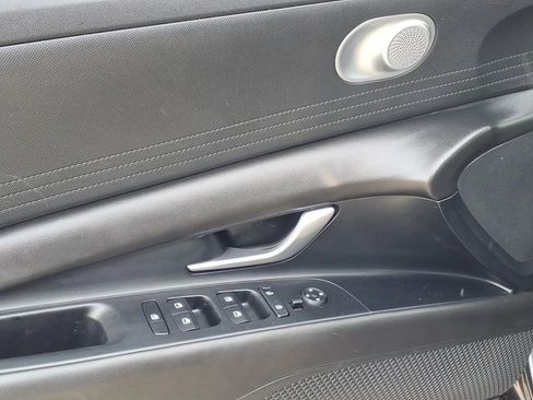 Used 2021 Hyundai Elantra SE FWD image 4