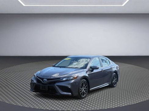 Used 2023 Toyota Camry SE FWD image 3