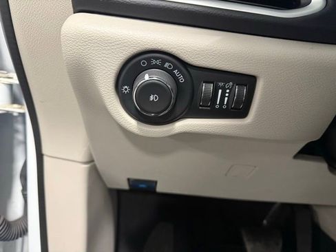 Used 2024 Chrysler Pacifica Touring-L FWD image 11