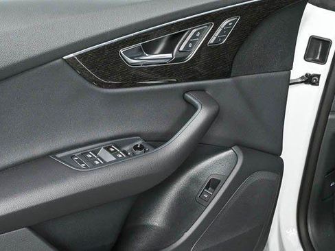Used 2025 Audi Q8 Premium AWD/4WD image 5