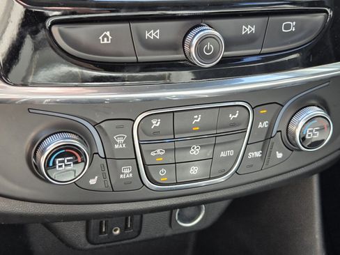 Used 2020 Chevrolet Traverse LT FWD image 17