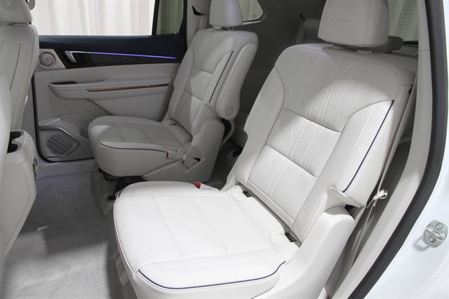 Used 2025 Buick Enclave Avenir w/ LPO, Floor Liner Package AWD/4WD image 17
