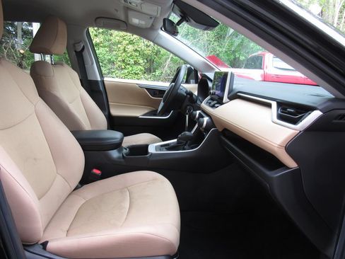 Certified 2023 Toyota RAV4 LE AWD/4WD image 17