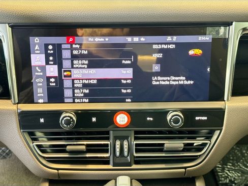 Certified 2025 Porsche Macan image 15