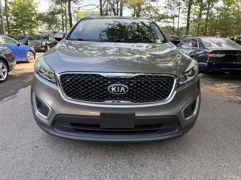 Used 2017 Kia Sorento AWD image 2