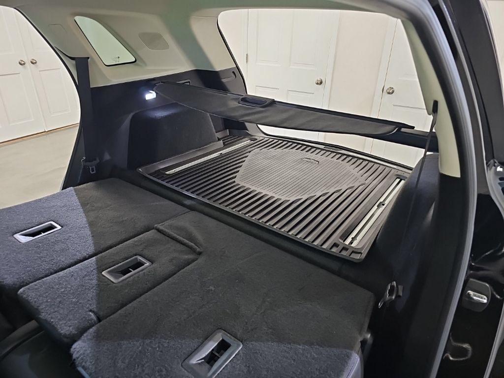Used 2018 Cadillac XT5 Luxury w/ Driver Awareness Package AWD/4WD image 18