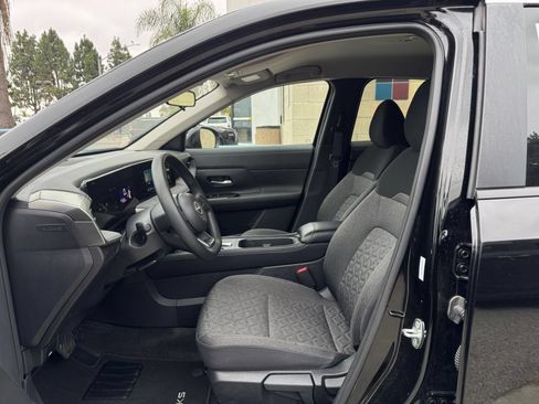 Used 2025 Nissan Kicks SV AWD/4WD image 24