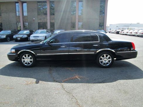 Used 2011 Lincoln Town Car Executive L image 3