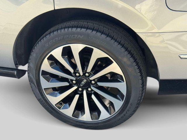 Used 2024 Lincoln Navigator Reserve AWD/4WD image 9