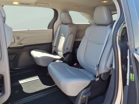 Used 2023 Toyota Sienna XLE FWD image 22