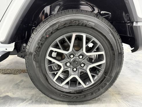 Used 2024 Jeep Wrangler Unlimited Sahara AWD/4WD image 25