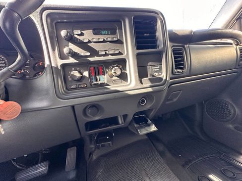 Used 2005 GMC Sierra 2500 W/T image 16